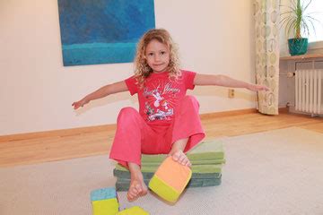 Die frage ist, welche rückenübungen passen zu deinen rückenschmerzen und verhelfen dir zu einem. Rückenschule - Feldenkrais, Cranio, Bobath für Kinder ...