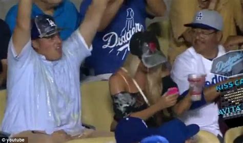 Watch Couple Pour Beer On Each Other At Dodger Stadium Kiss Cam Daily