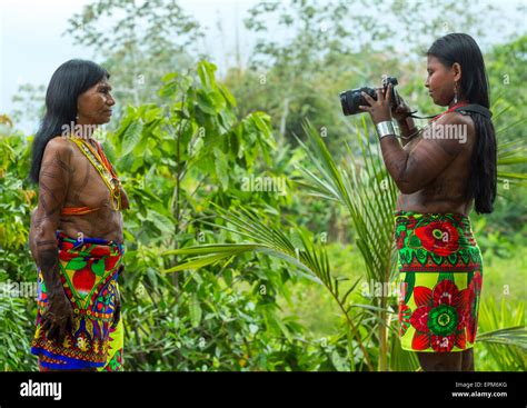 Panama Provinz Darien Bajo Chiquito Embera Stamm Frau Mit Einer Sony