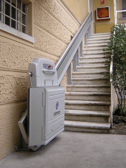 Monte escaliers fauteuil roulant extérieur AR2A