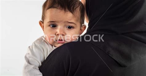 بورتريه لأم تحمل إبنها الرضيع ، صورة مقربة لأم وإبنها ينظر إلى الكاميرا بإيماءات وجه مختلفة تدل