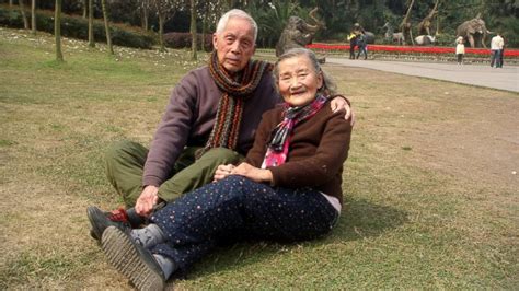 98 Year Old Couple In China Recreates Wedding Photos 70 Years Later For