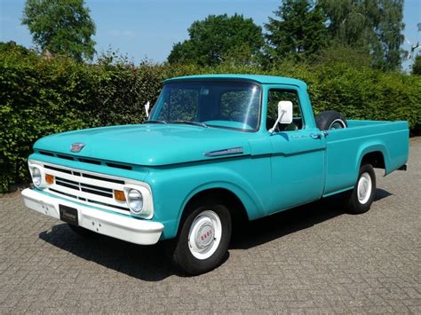 Vieux Pick Up Ford Meteor