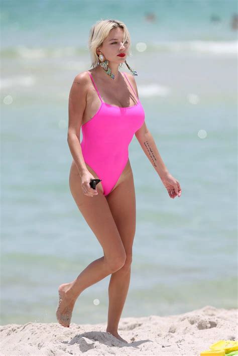 Caroline Vreeland In A Pink Swimsuit On The Beach In Miami