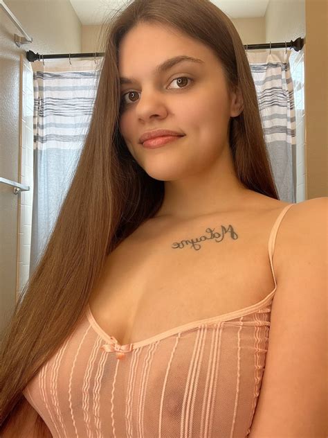 𝓜𝓸𝓵𝓵𝔂 𝓜𝓪𝓻𝓲𝓮 ♡ On Twitter Rt Mollymariexoxo Whats The First Thing You Noticed 😏