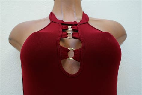 sexy blusa entallada color vino escote straps argollas gl meses sin intereses