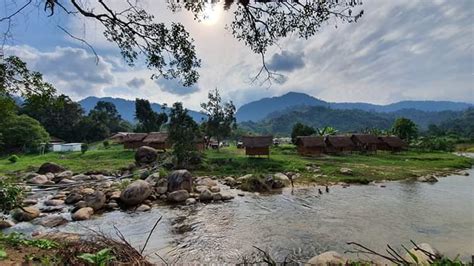 Anga hails from the temiar village of kampung barong, gua musang, and the land around him is threatened by deforestation. Chalet Orang Asli Pos Gob Gua Musang, Kelantan | Keindahan ...