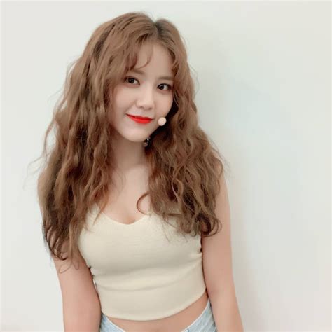 Fans Love The Perfect Figure Of Aoa Hyejeong Daily K Pop News