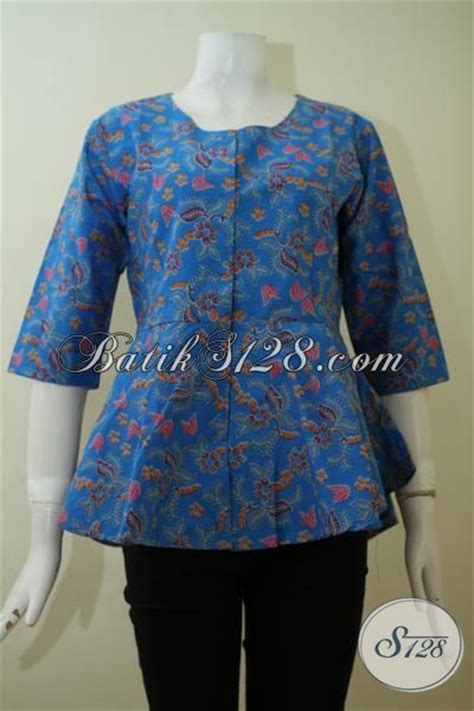 Batik juga bisa menjadi outfit yang pas bagi anda yang bekerja, utamanya pekerja kantoran. Baju Batik Atasan Model Blus Warna Biru, Pakaian Batik ...