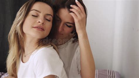Dos Lesbianas Sensuales Yacen En El Dormitorio En La Cama Y Se Acarician Entre Ellas Lgbt