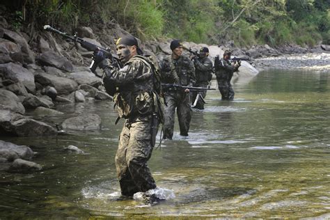 El cabecilla de la comisión camilo cien fuegos del eln, alias darío, murió en un combate con tropas del ejército colombiano en el las autoridades colombianas también atribuyen a alias darío el ataque contra el cantón militar de saravena ocurrido el pasado 27 de abril, que dejó cuatro. Soldados de Élite de Latinoamérica: Comandos Peruanos ...