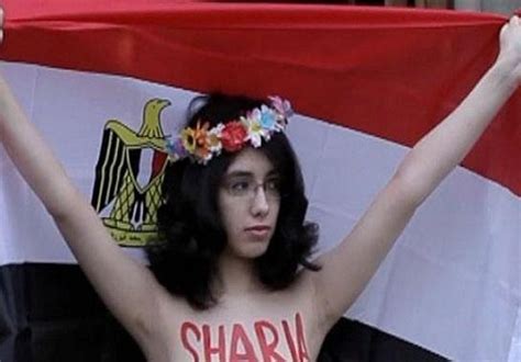 نساء عاريات الصدر بينهن علياء المهدي يتظاهرن ضد مرسي قبالة م مصراوى