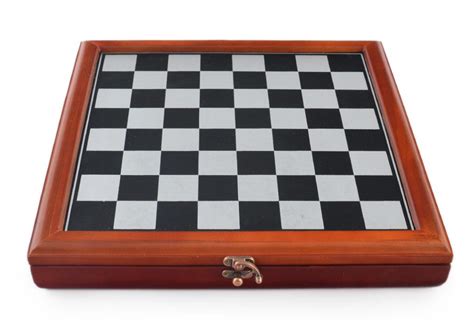 ШАХ Цена 12873 Луксозен шах в дървена кутия с метални голф фигурки