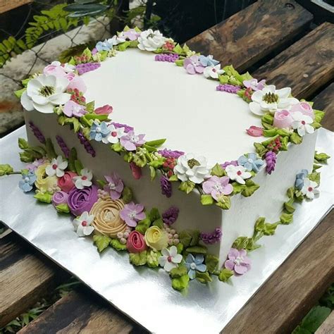This lovely buttercream floral cake is piped using simple decorating techniques such as rosettes, stars, leaves, dots and shells. 5bc07beb4592c5389ddc7f8df0efb1cb.jpg 750×750 pixels | Cake ...