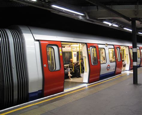 London Underground At Sloane Square Tube Station Which U Flickr