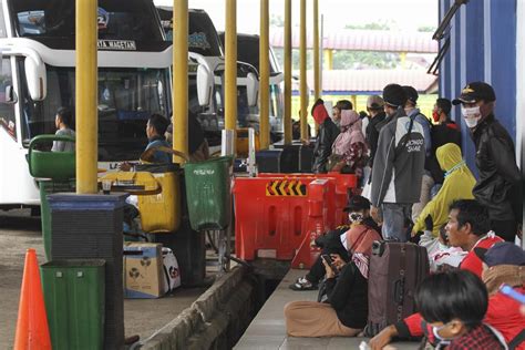 Dengan adanya larangan mudik untuk semua kalangan masyarakat, pemerintah berharap kebijakan itu efektif menekan kasus infeksi. Larangan Mudik akan Berlaku, Polisi Mulai Berjaga di Jalan ...