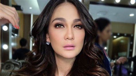 Bikin Pangling Luna Maya Tampil Beda Dengan Gaya Rambut Keriting Dan Makeup Super Bold Yang