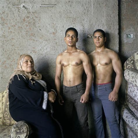 الأم والابن صور للحظات حميمية بين لاعبي كمال الأجسام وأمهاتهم بمصر