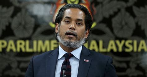 Nacido el 10 de enero de 1976), comúnmente conocido como khairy jamaluddin abu bakar o kj , es un político de malasia. Khairy Jamaluddin Reveals Ceiling Price Of Covid-19 Vaccine