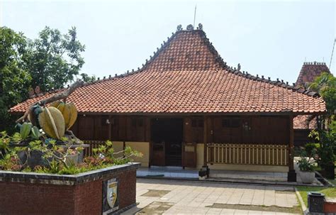 Rumah adat dari kalimantan barat yaitu rumah panjang, seperti namanya rumah adat yang satu ini memiliki bentuk yang sangat panjang. Kumpulan Gambar Rumah Adat Jawa Timur