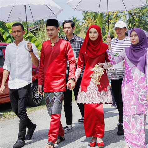 Idea baju nikah lelaki 2019. Majlis Bertandang Simple Viral, Pengantin Berkurung Merah ...