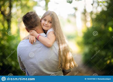 Feliz Hija Con Su Padre En El Parque Foto De Archivo Imagen De
