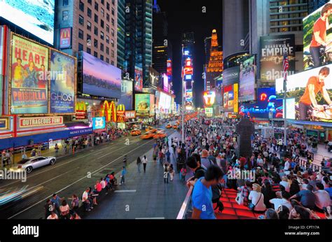 Times Square Advertisements Night Nyc Fotos Und Bildmaterial In Hoher