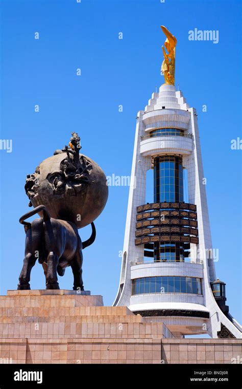 El Terremoto Estatua Memorial Y El Arco De La Neutralidad Ashgabat
