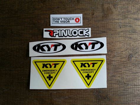 Ada tapinya, pemasangan sedikit lebih sulit daripada visor bawaan kyt rc7 karena ada sedikit perbedaan lekukan pengunci , namun sukses terpasang. Gambar Stiker Logo Helm | Fullstiker