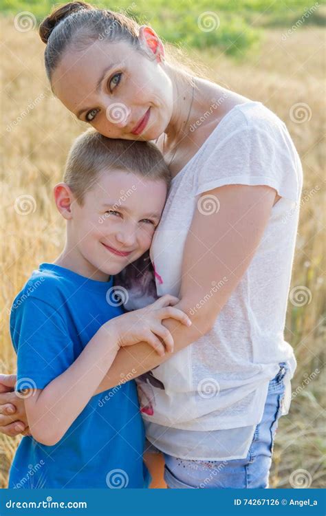 Madre E Hijo Que Abrazan En Campo De Trigo Foto De Archivo Imagen De