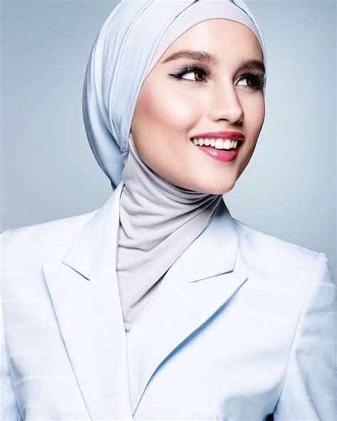 Ini 3 Potret Cinta Laura Kenakan Hijab Bikin Pangling