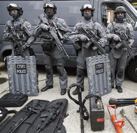 Terrorgefahr London Schickt Mehr Bewaffnete Polizisten Auf Die Straße
