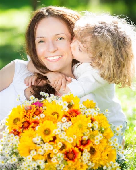 Feliz Madre E Hija Con Gran Ramo De Flores De Primavera Divirtiéndose