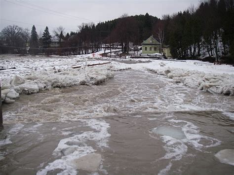 À 23h30, 3 axes restaient inacessibles à la circulation et en cours de nettoyage : Embâcle et inondation à L'Isle-Verte | infodimanche.com