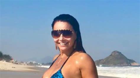 Viviane Ara Jo Exibe Corp O Em Dia Na Praia