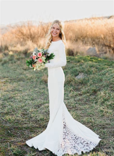 Simple Winter Wedding Gown Looks Gorgeous With A White Color And Lace Touch