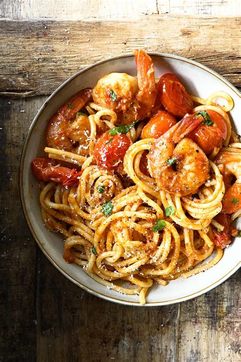 Spaghetti Met Scampis In Een Pikante Tomatensaus Serving Dumplings
