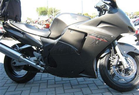 Honda first introduced the cbr 1100xx super blackbird in late 1996 as a 1997 model in the original colors: 1997 Honda CBR1100XX Super Blackbird - Moto.ZombDrive.COM