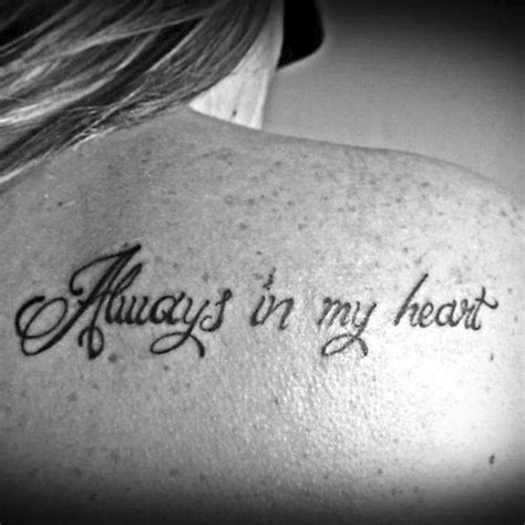 Pequeño Tatuaje En La Espalda Que Dice Always In My Heart Que