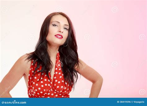 Portreta Pinup Dziewczyny Brunetki Kobieta W Retro Czerwieni Sukni