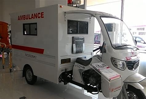 Anti jatuh karena roda belakang ada dua. Luar Biasa Motor Disulap Jadi Ambulance Roda Tiga - Medianers