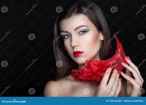 frau mit den roten lippen stockfoto bild von farbe 102645788