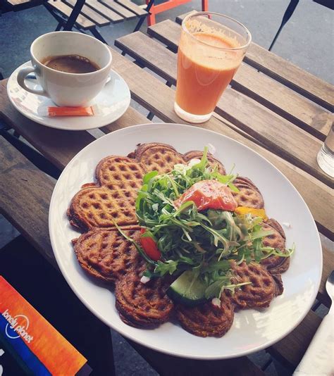 Une gauffre patate douce cafe et jus maison pour le déjeuner