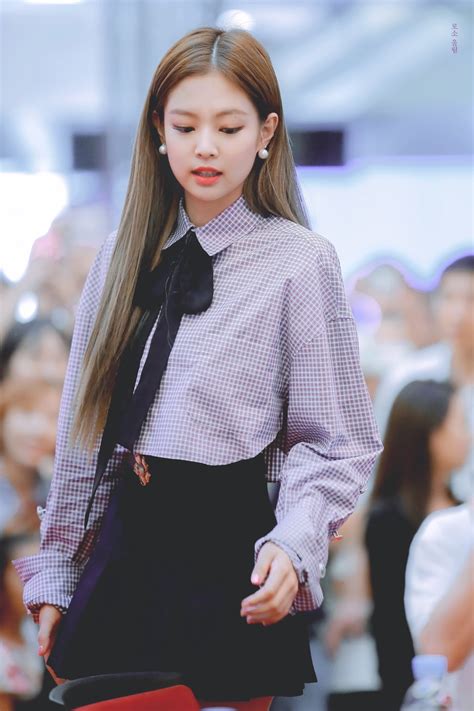 Jennie's was mostly made up of her singing covers of songs by other artists until she released her single solo, which became the song she performed. BLACKPINK // JENNIE | Jennie blackpink, Roupas kpop