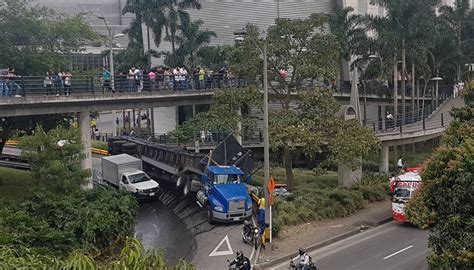 La policía entregará hoy en el valle de aburrá vehículos que habrían sido hurtados y fueron recuperados. Fotos. Vehículo de carga pesada se volteó en sector ...