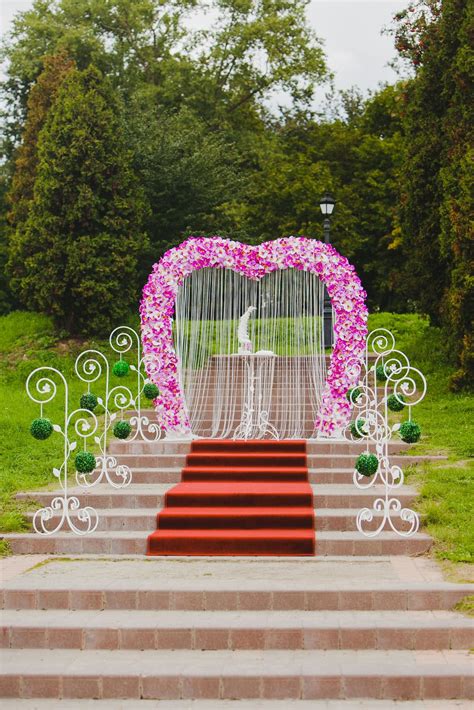 Breathtakingly Beautiful Ways To Decorate Arches For A Wedding