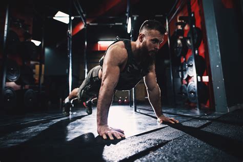 Weighted Push Ups Guide How To Perform Weighted Push Ups 2022