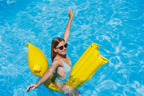 Premium Photo Summer Lifestyle Portrait Of Beautiful Woman In Sunglasses Floating On
