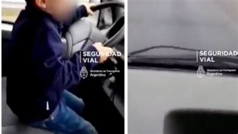 Papá Obliga A Hijo De 7 Años A Manejar Un Camión En Carretera
