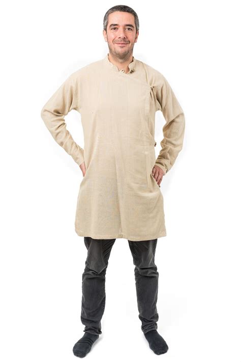 Chemise en lin décontractée avec un col tunique pour les hommes qui veulent être élégant, mais aussi confortable et porter un peu d'histoire avec eux. Chemise tunique homme kurta beige chanvre K2658